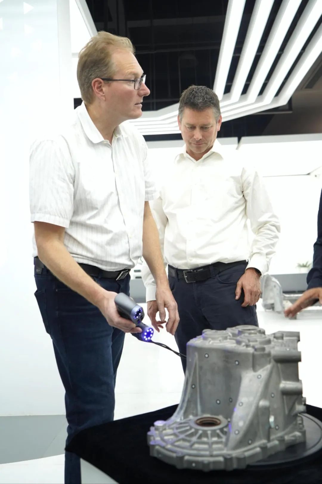 海克斯康便携式计量设备总经理BITZI Pirmin、首席激光追踪研发总监MAKSIMOVIC Veroljub等率代表团再次到访中观 海克斯康便携式计量设备总经理BITZI Pirmin、首席激光追踪研发总监MAKSIMOVIC Veroljub等率代表团再次到访中观