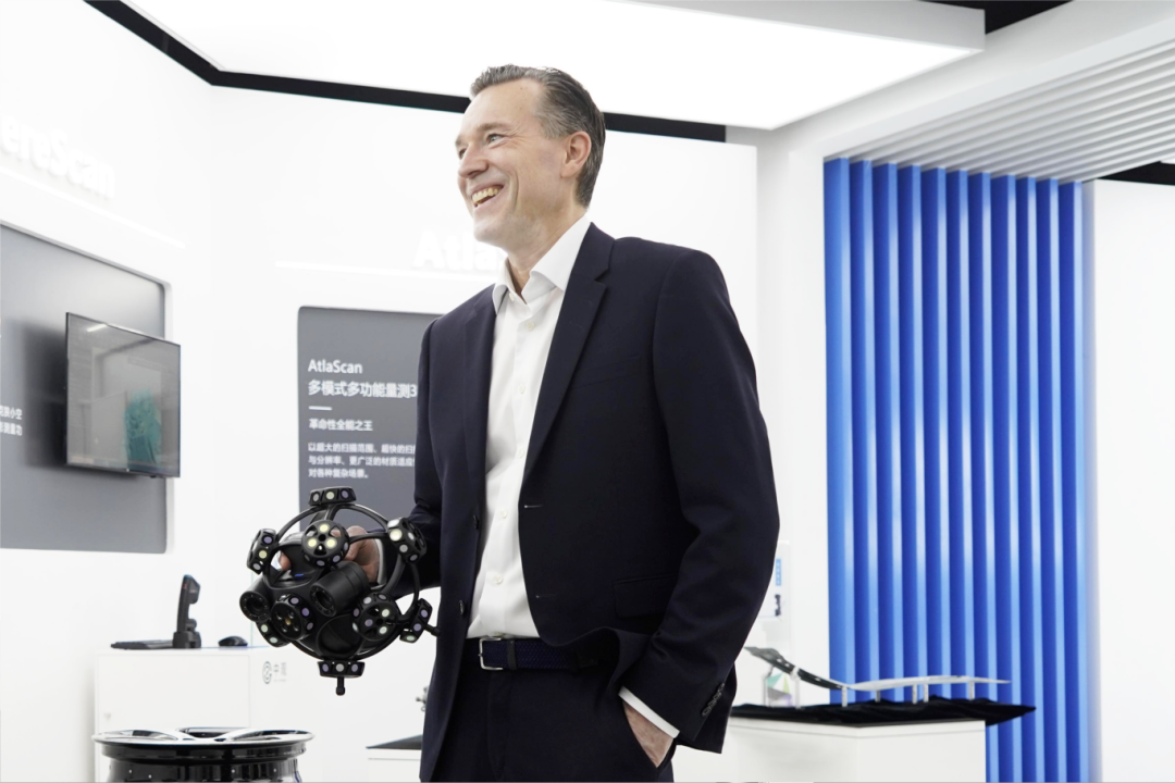Andreas Renulf一行对中观研发、生产、测试及交付全体系开展了实地调研