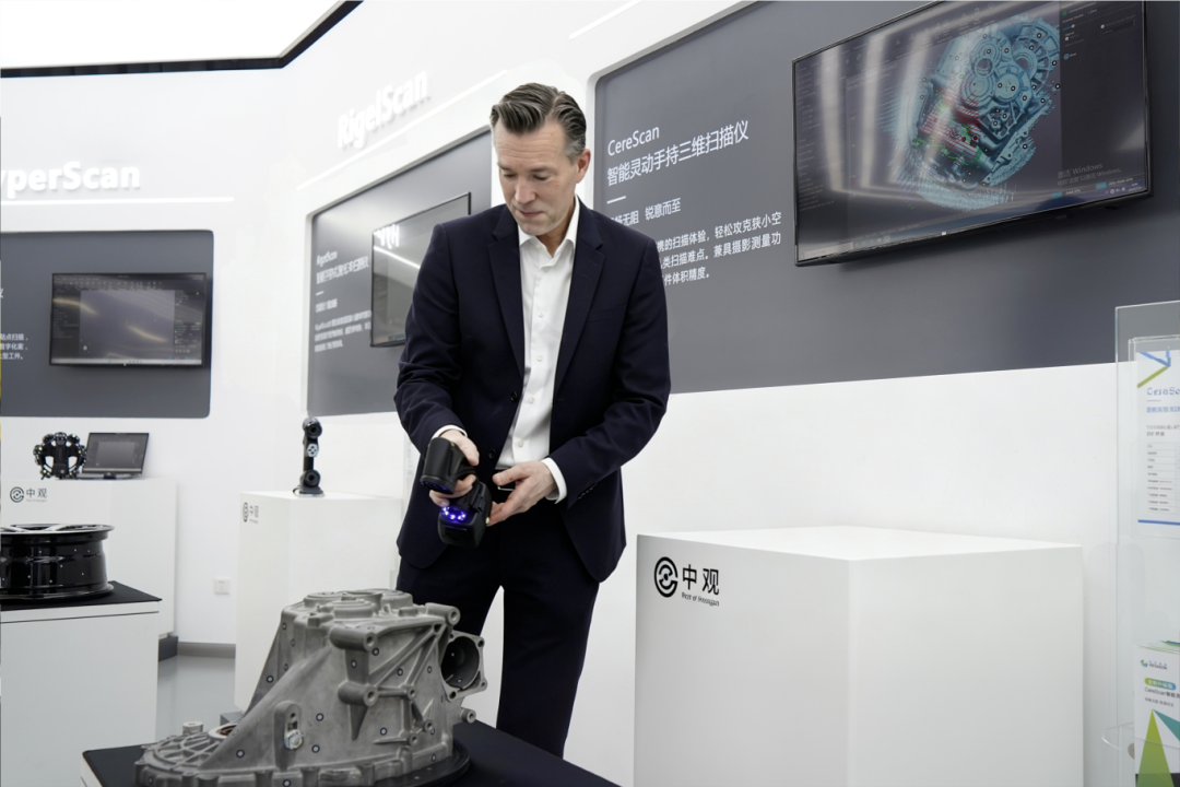Andreas Renulf一行对中观研发、生产、测试及交付全体系开展了实地调研